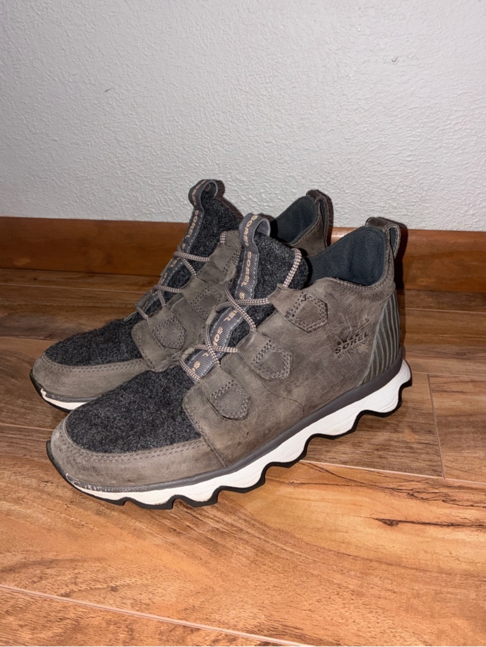 Sorel Women’s Kinetic Caribou Waterproof Sneaker Olive/Gray Ankle Boots- size 8